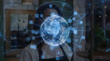 Arka plandaki kişi üzerinde dijital ağ bağlantıları ve veri işleme animasyonu. Teknoloji, iletişim, gelecekçi.
