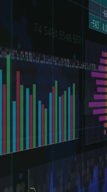 Finansal veri işleme animasyonu ve siyah arka planda yol tabelası. küresel finans, iş ve dijital arayüz kavramı dijital olarak oluşturulmuş video.