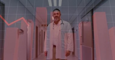Hastanenin koridorundaki doktor, değişen finansal grafikle animasyonu örtüyor. Sağlık, ekonomi, finans, dijital, analiz, veri