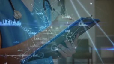 Dijital veri ağı ile tablet kullanan sağlık uzmanı animasyonu örtüyor. Teknoloji, yenilik, bağlantı, iletişim, tıbbi, analiz