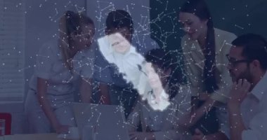 Ofiste işbirliği, bulut hesaplama ve veri işleme animasyonunu kullanan çeşitli takımlar. Takım çalışması, işbirliği, çeşitlilik, dijital, teknoloji, yenilik