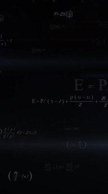 Matematiksel denklemlerin animasyonu ve siyah arkaplanda ışık noktaları. eğitim ve dijital arayüz kavramı dijital olarak oluşturulmuş video.