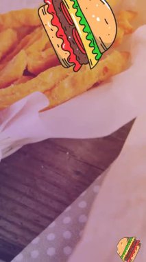 Fast food 'un üzerinde yüzen hamburgerlerin animasyonu. Amerikan mutfağı ve fast food konsepti dijital olarak üretiliyor..