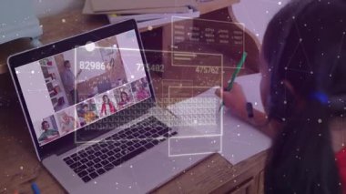 Masada dizüstü bilgisayarla yazan kişi, veri işleme animasyon örtüsü. Teknoloji, dijital, iletişim, çalışma alanı, üretkenlik