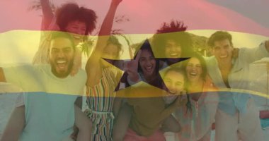 Gana bayrağı animasyonu ile gülen arkadaşlar, gülen ve neşeli yüzler. Arkadaşlık, kutlama, çeşitlilik, birliktelik, mutluluk, birlik