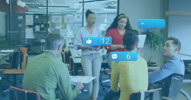 Ofiste işbirliği yapıyor, çeşitli takımlar sosyal medya bildirimleriyle animasyon yaratıyor. Takım çalışması, işbirliği, dijital, teknoloji, yaratıcılık, beyin fırtınası