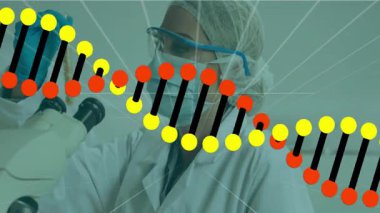 Laboratuvarda mikroskopla çalışan bilim adamı üzerinde DNA ipliği. Genetik, biyoteknoloji, araştırma, analiz, yenilik