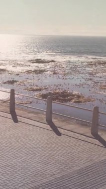 Gezintide koşan Afro-Amerikan formda bir kadının hava görüşüne karşı hafif bir nokta. spor ve spor konsepti