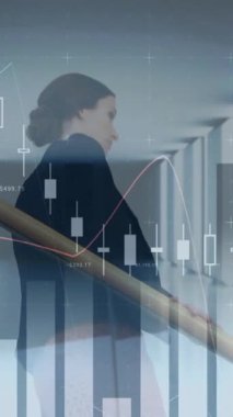 Kafkasyalı iş kadını hakkında istatistik ve finansal veri işleme animasyonu. iş, finans ve veri işleme kavramı dijital olarak oluşturulmuş video.