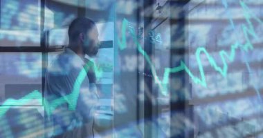 Finansal veriler analiz ediliyor, işadamı ofisteki dalgalanan grafiği kullanıyor. finans, analiz, büyüme, teknoloji, yatırım, strateji