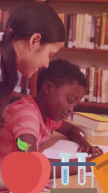 Afro-Amerikan okul çocuğuyla birlikte gülümseyen beyaz kadın öğretmen üzerine okul ikonlarının canlandırılması. Ulusal Öğretmenler Günü ve dijital olarak oluşturulan video konsepti.
