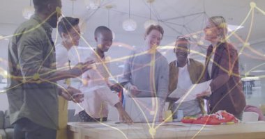 Ağ bağlantıları animasyon örtüşmesi ile çeşitli takımlar iş birliği yapıyor. Takım çalışması, işbirliği, teknoloji, yenilik, iş dünyası, çeşitlilik