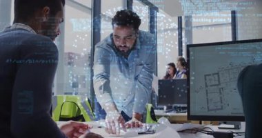 Mimari planlar üzerinde işbirliği, dijital veri animasyonunu kullanan iş ekibi. İşbirliği, takım çalışması, yenilik, teknoloji, mimari, planlama