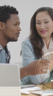 Çeşitli iş adamlarının konuştuğu saatin animasyonu. küresel iş ve dijital arayüz kavramı dijital olarak oluşturulmuş video.