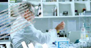 Laboratuvarda, bilim adamı animasyon grafikleriyle soyut verileri analiz ediyor. Bilim, araştırma, teknoloji, yenilik, keşif, dijital