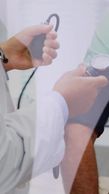 Kafkas kıdemli doktor ve hasta üzerindeki moleküllerin animasyonu. sağlık, tıp, bilim ve teknoloji konsepti dijital olarak oluşturulmuş video.