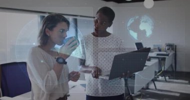 Dijital küreyle iş stratejisi tartışmak, veri animasyonunu gözden geçiren iki kadın. teknoloji, analiz, takım çalışması, yenilik, işbirliği, planlama