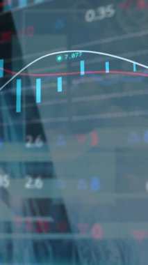 Modern bina üzerinde veri işleme animasyonu. küresel iş, finans ve dijital arayüz kavramı dijital olarak oluşturulmuş video.