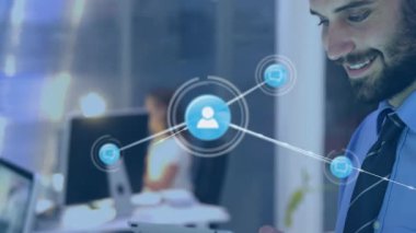 Dijital ağ animasyonunu gözlemlemek, işadamı ofiste veri işleme analizi yapıyor. Teknoloji, analitik, analiz, fütüristik, bilgi, yenilik