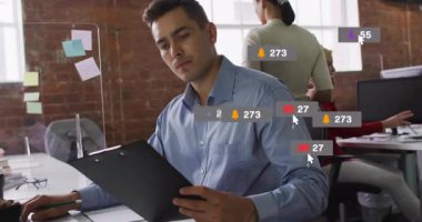 Sosyal medya bildirisinde çalışan insanlar animasyonu örtüyor. Takım çalışması, işbirliği, dijital, iletişim, teknoloji, şirket