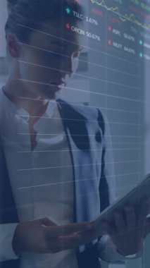 Tablet kullanan beyaz iş kadınının finansal verilerinin ve grafiklerinin animasyonu. küresel iş, finans, ekonomi ve teknoloji konsepti dijital olarak oluşturulmuş video.