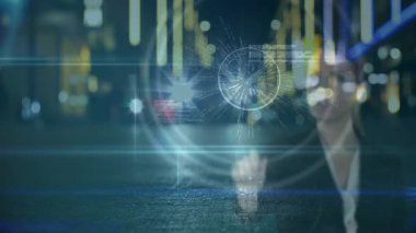 Kentsel arkaplan üzerinde insan ikonu ile gelecekteki dijital arayüzün animasyonu. Teknoloji, yenilik, bağlantı, iletişim, veri, ağ