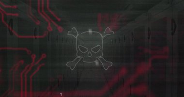 Dijital veri ve devre kartı görüntüsü üzerinde kurukafa ve çapraz kemikler. Siber güvenlik, hackleme, zararlı yazılım, dijital tehdit, veri ihlali, şifreleme