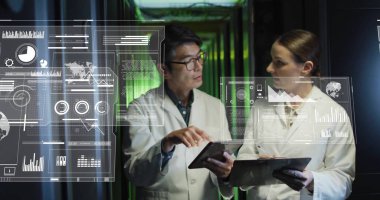 Bilgisayar sunucuları tarafından çeşitli teknisyenlerin dijital veri işleme görüntüsü. Dijital olarak oluşturulmuş küresel bağlantılar, hesaplama ve veri işleme kavramı.