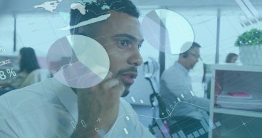 Ofiste çalışan çeşitli meslektaşların veri işleme görüntüsü. İş, teknoloji ve dijital arayüz kavramı dijital olarak oluşturuldu.