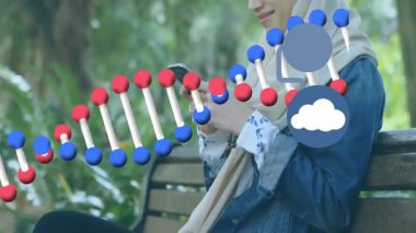 Gülümseyen kadın dijital bulutlu ve DNA animasyonlu akıllı telefon kullanıyor. Teknoloji, yenilik, genetik, biyoteknoloji, mobil, iletişim