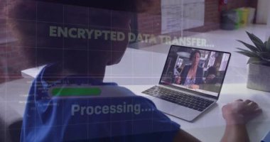 Şifrelenmiş veri aktarımı animasyon örtüsü olan kişi dizüstü bilgisayarda video izliyor. Teknoloji, siber güvenlik, veri koruması, dijital, çevrimiçi güvenlik, şifreleme