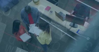 İş adamları dijital veri işleme animasyon örtülü belgeleri inceliyor. teknoloji, işbirliği, veri analizi, yenilik, takım çalışması, strateji