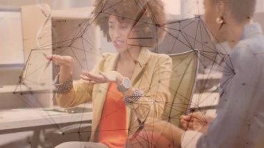 Açıklama konsepti, iş kadını veri görselleştirme ve ağ bağlantılarını ofis içinde kullanıyor. teknoloji, analitik, yenilik, ağ oluşturma, işbirliği, strateji