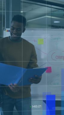 Çeşitli iş adamları üzerinde finansal veri işleme animasyonu. küresel iş, finans ve dijital arayüz kavramı dijital olarak oluşturulmuş video.