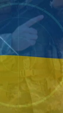 Ukrayna bayrağı üzerinde radar ve beyaz askerin animasyonu. Ukrayna krizi ve uluslararası politika kavramı dijital olarak oluşturuldu.