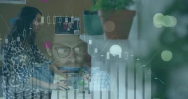 Finansal veri tablolarıyla çalışan bir kadın animasyonu örtüyor. Finans, analitik, iş, teknoloji, analiz, ekonomi