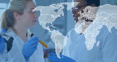 Laboratuvarda, bilim adamları dünya haritası animasyonu ile ilgili araştırmaları tartışıyor. Bilim, yenilik, teknoloji, işbirliği, takım çalışması, analiz