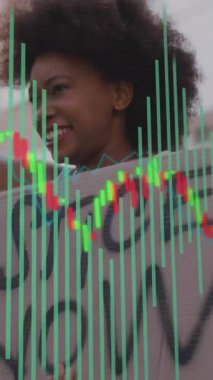 Afro-Amerikan kadın protestosuyla ilgili finansal veri işleme animasyonu. küresel finans, iş ve dijital arayüz kavramı dijital olarak oluşturulmuş video.