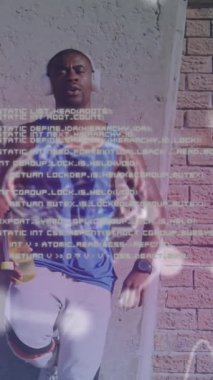 Dışarıdaki kulaklıklı Afro-Amerikan adamın veri işleme animasyonu. sağlık ve zindelik kavramı dijital olarak oluşturulmuş video.