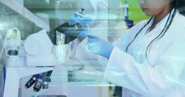 Holografik beynin animasyonunu inceliyorum. Fütürist laboratuvarda çalışan bir bilim adamı. Yenilik, teknoloji, bilim, araştırma, laboratuvar, nörobilim