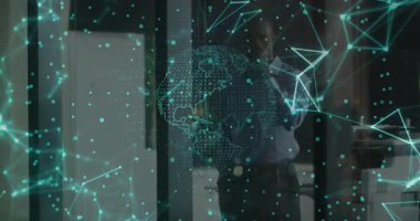 Modern ofiste çalışan kişi üzerinde dijital ağ bağlantıları. Teknoloji, yenilik, bağlantı, ağ, iletişim, şirket