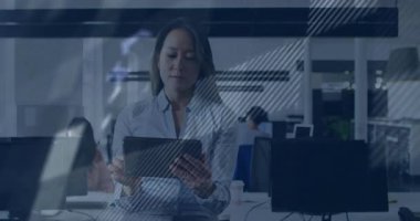 İş kadını, ofis ortamında dijital dünya animasyonlu tablet kullanıyor. Teknoloji, yenilik, ağ oluşturma, fütüristik, bağlantı, iletişim