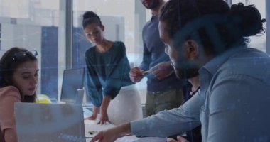 İş ekibi ofis ortamında dijital veri işleme animasyonu üzerinde işbirliği yapıyor. İşbirliği, takım çalışması, yenilik, analitik, beyin fırtınası, kurumsal