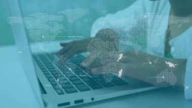 Okulda, dizüstü bilgisayarda dijital dünya haritasının animasyonuyla yazı yazan bir çocuk. Eğitim, teknoloji, öğrenme, yenilik, küresel, bağlantı