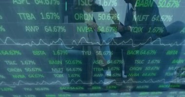 İki iş adamının ofiste tartıştığı borsa veri animasyonu. Finans, şirket, analitik, ekonomi, yatırım, strateji