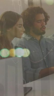 Dizüstü bilgisayar kullanarak çeşitli iş adamları üzerinde finansal veri işleme animasyonu. küresel iş, finans, veri işleme ve teknoloji konsepti dijital olarak oluşturulmuş video.