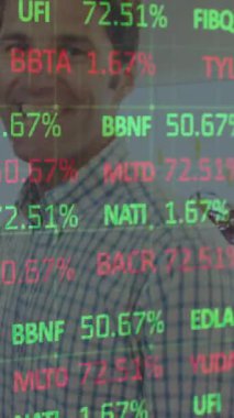 Kafkas işadamının ofisindeki finansal veri işleme animasyonu. iş, finans ve veri işleme kavramı dijital olarak oluşturulmuş video.