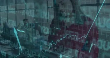 İş kadını, ofis animasyonundaki borsa grafikleriyle finansal verileri analiz ediyor. Finans, analiz, ekonomi, yatırım, ticaret, şirket