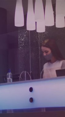 Yüzü maskeli Afro-Amerikan bir adamın kredi kartı kullanması üzerine ışıklı noktaların canlandırılması. Dijital olarak oluşturulan covid 19 pandemik konsept sırasında sosyal medya ve iletişim arayüzü.