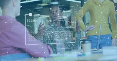 Çeşitli takımlar dijital veri işleme animasyon örtüsüyle iş birliği yapıyor. Takım çalışması, sinerji, beyin fırtınası, yenilik, teknoloji, analitik